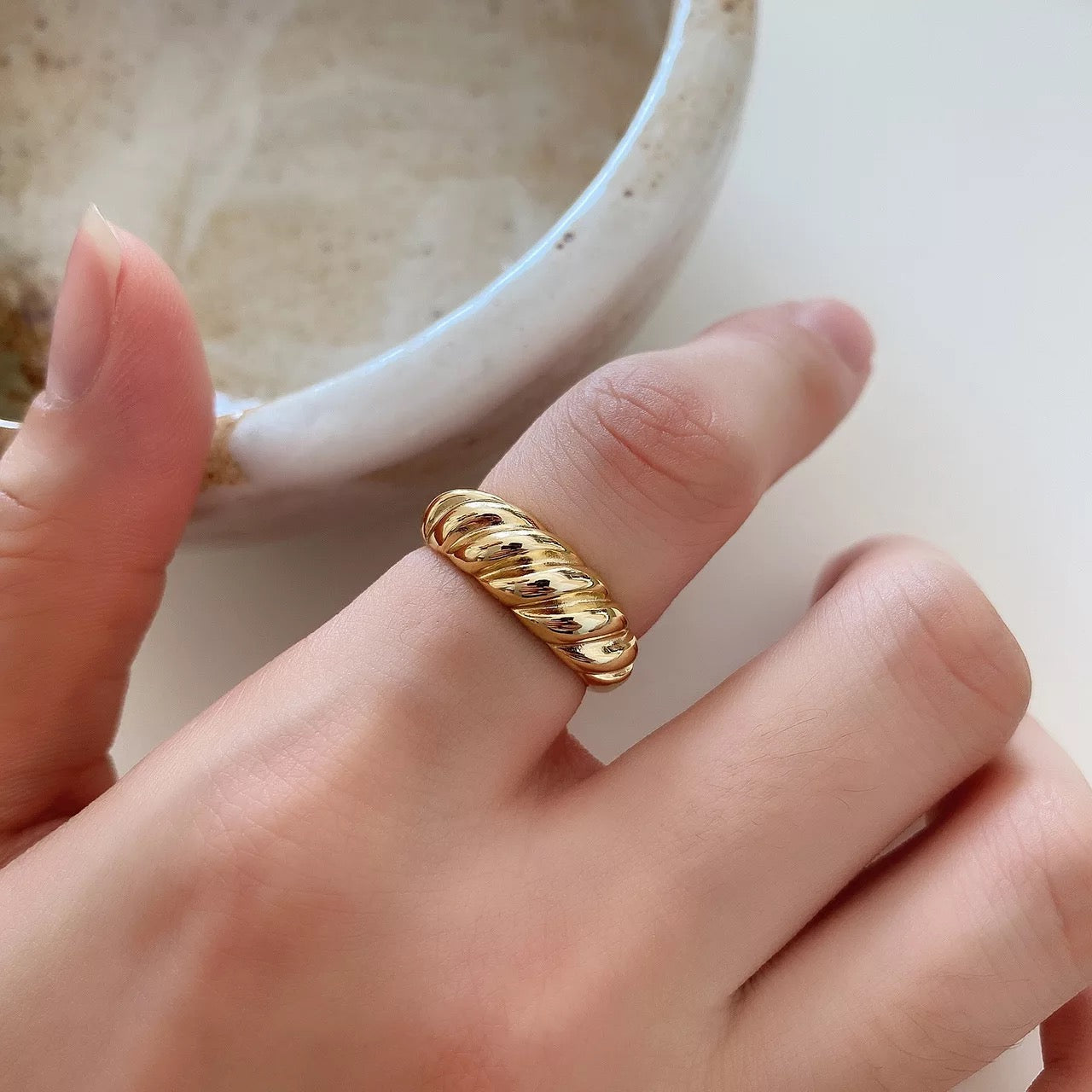 Anillo apilable de cruasán de oro 925