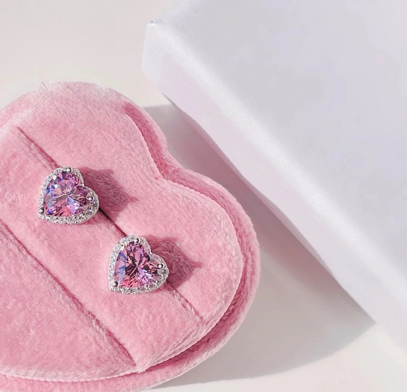 Pendientes de circonita cúbica con corazones rosas